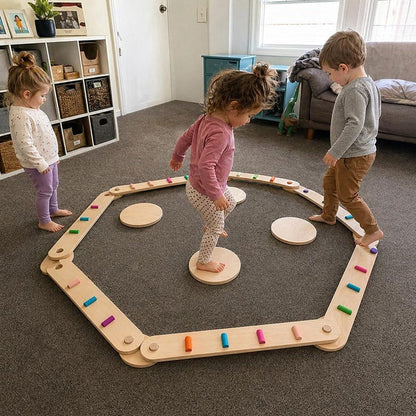 Set de poutres et pierres Montessori installé dans une salle de jeux