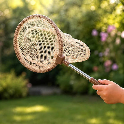 Enfant utilisant le kit explorateur nature Montessori au jardin