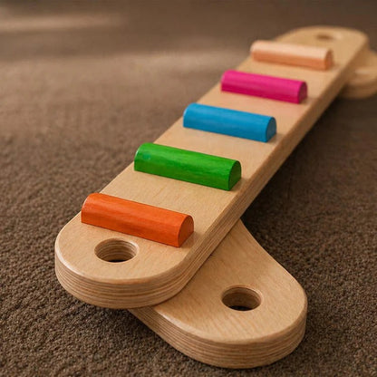 Deux poutres en bois croisées à un connecteur, picots colorés visibles