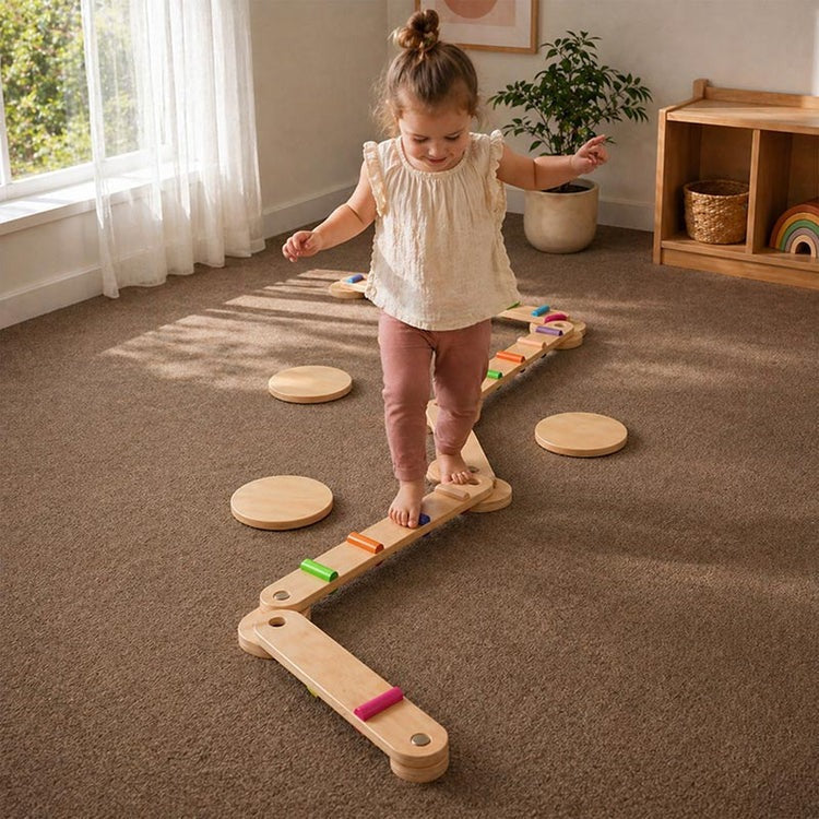 Gros plan sur les poutres d'équilibre en bois Montessori