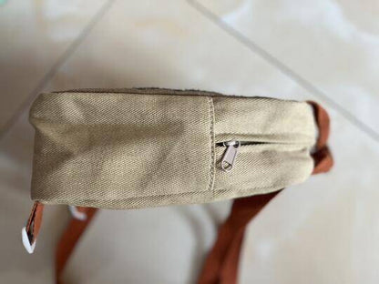 Taille du sac à dos dinosaure comparée à un enfant