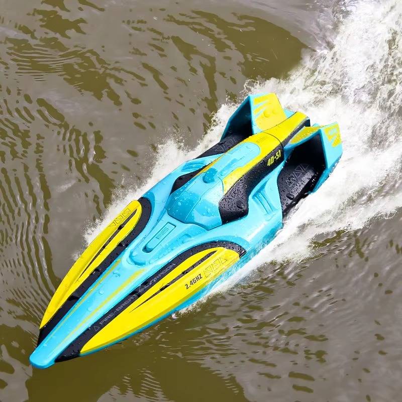 Bateau RC turquoise filant à pleine vitesse sur l'eau