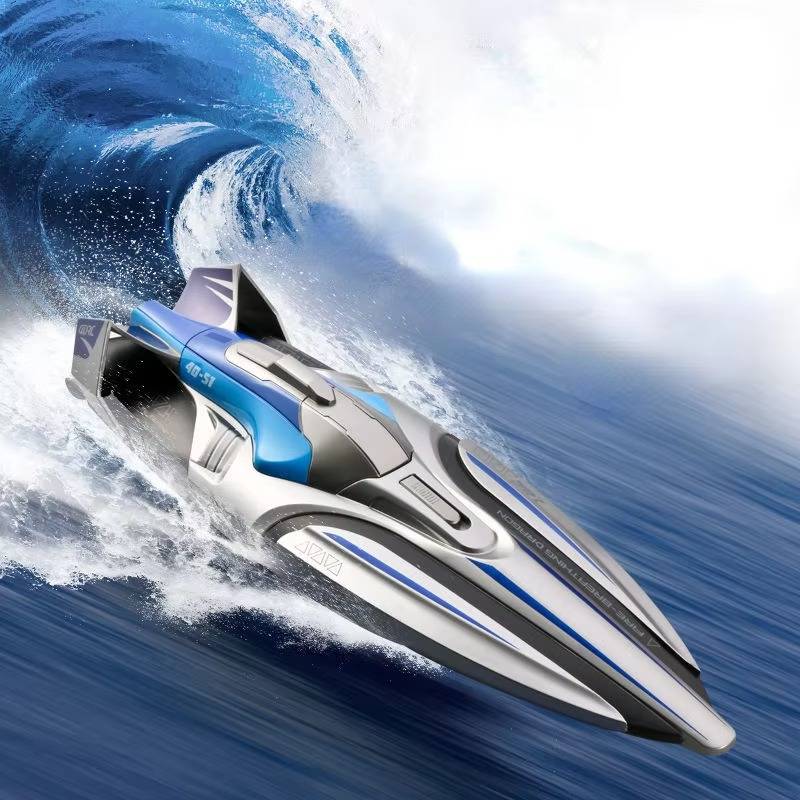 Bateau RC argenté fendant une vague, photo en action