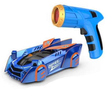 Voiture RC grimpe-murs roulant sur un mur