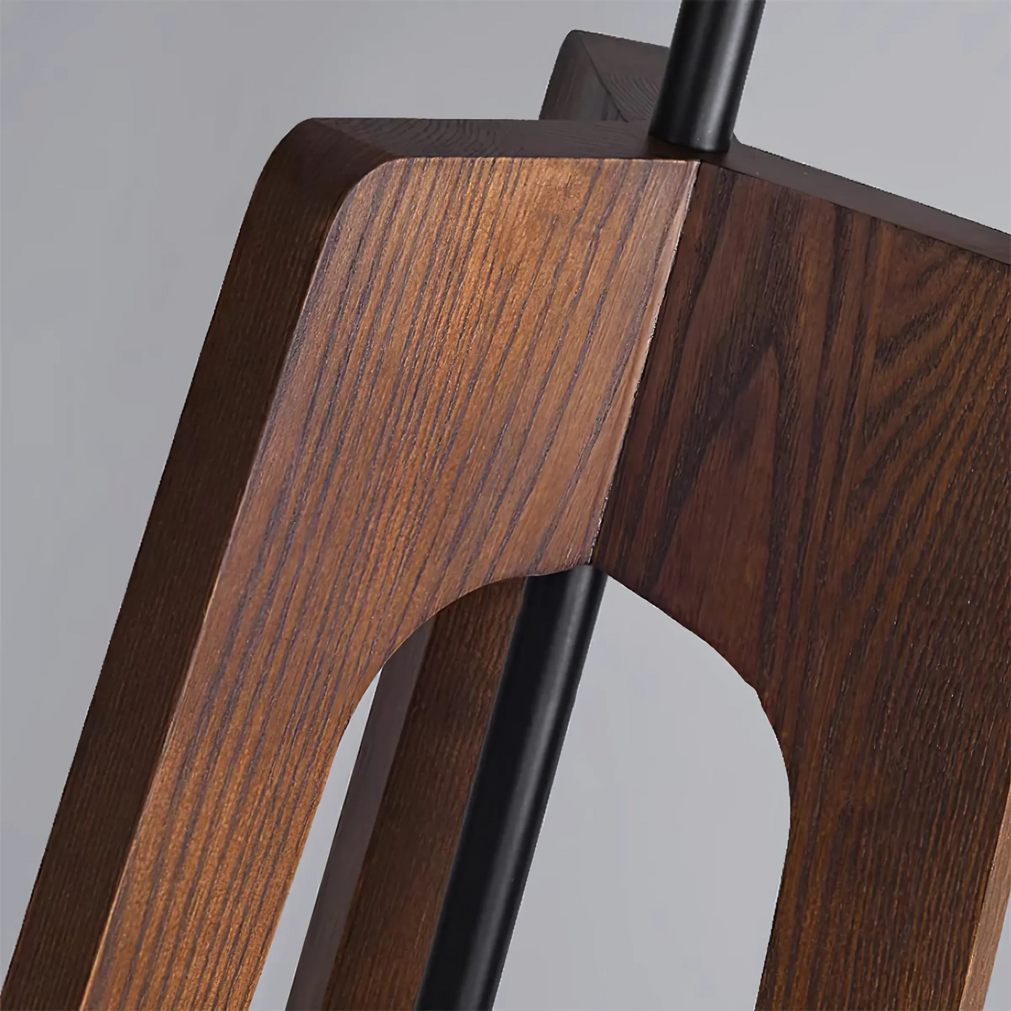 Détail du pied en noyer de la lampe NOCTA
