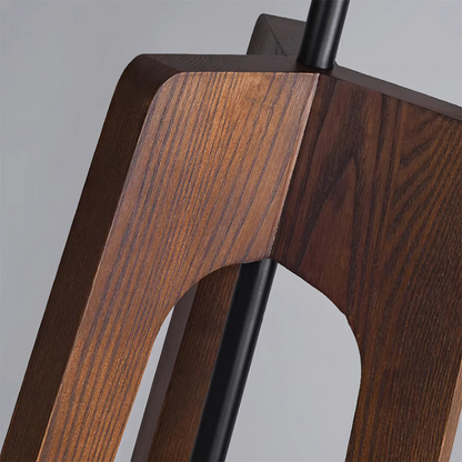 Détail du pied en noyer de la lampe NOCTA