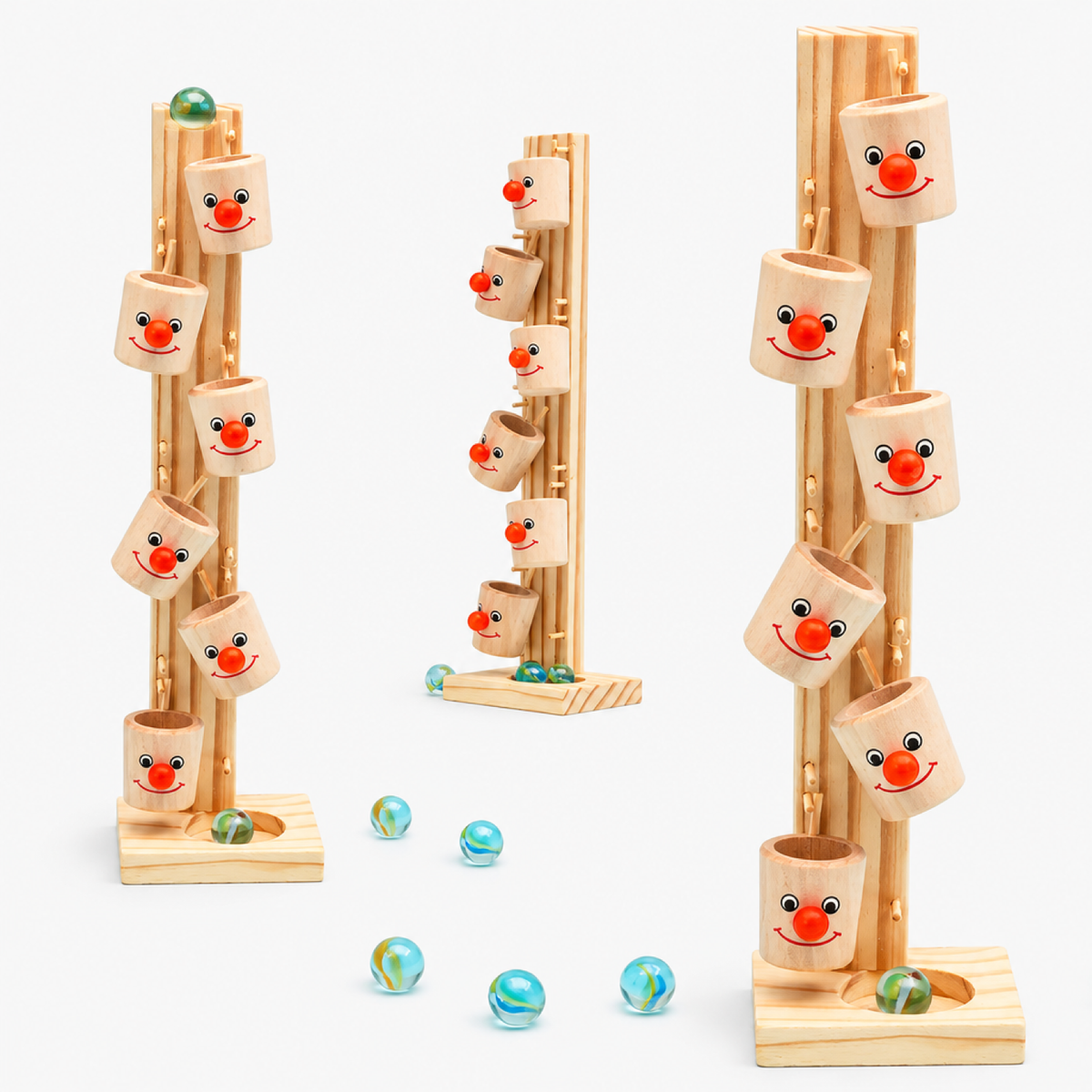 Jeu de circuit à billes en bois avec trois tours et billes en bois sur fond blanc studio