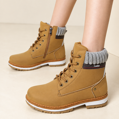 Bottes d’hiver camel portées à l’intérieur avec col tricoté gris et fermeture éclair latérale