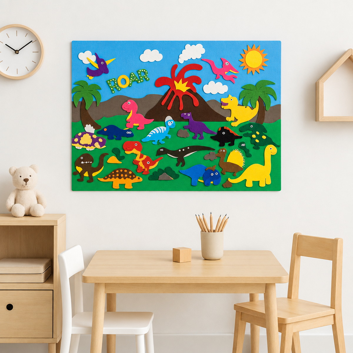 Tableau en feutrine dinosaures dans une salle de classe au style scandinave