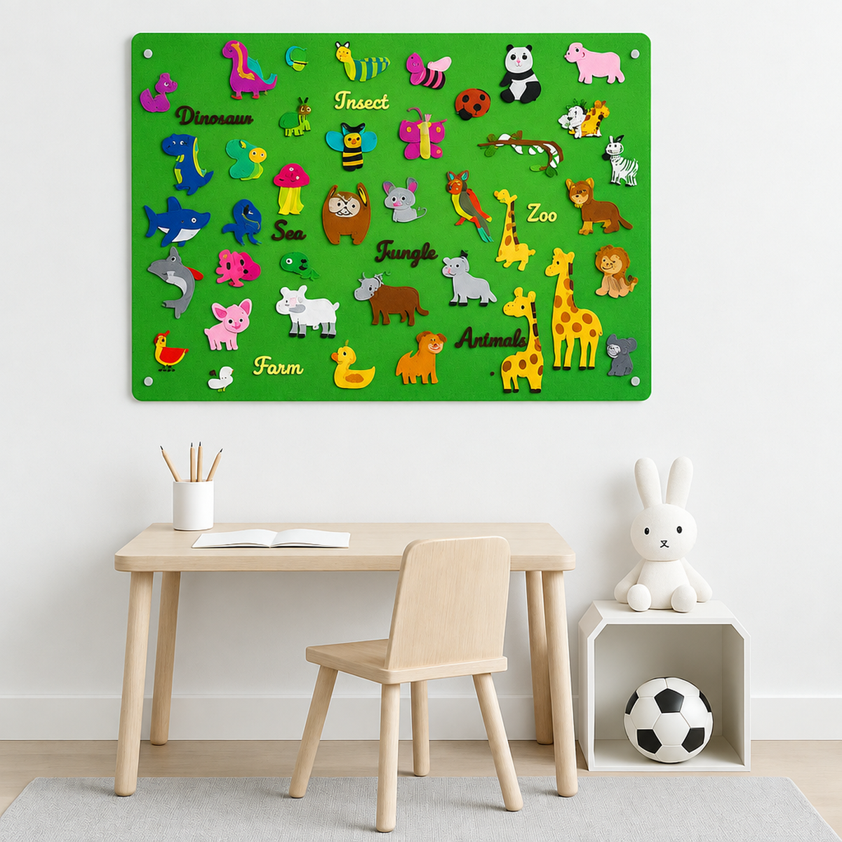 Tableau en feutrine dans une chambre d'enfant au style scandinave