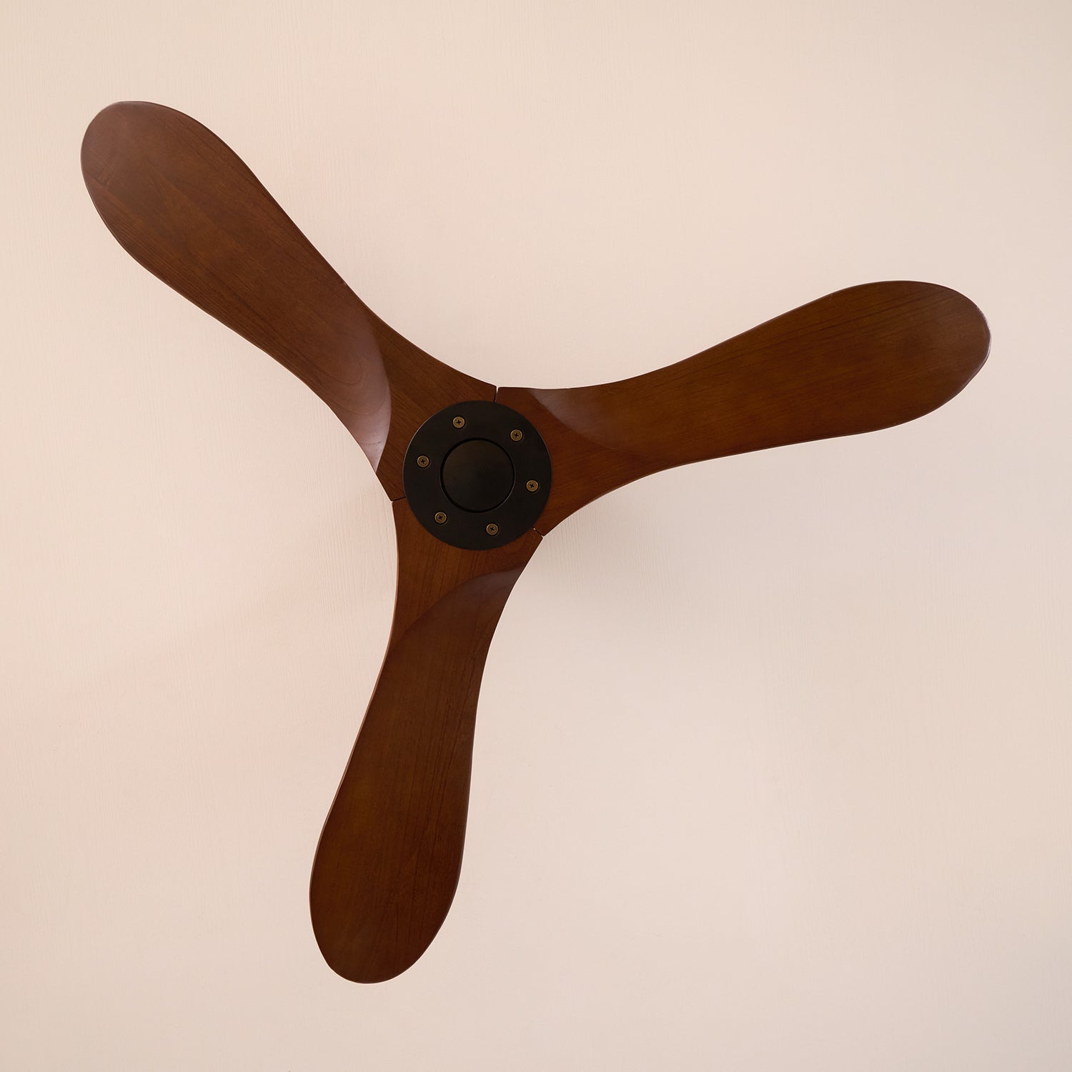 Ventilateur de Plafond en Bois Noyer – Silencieux, 6 Vitesses & Télécommande, Design Moderne