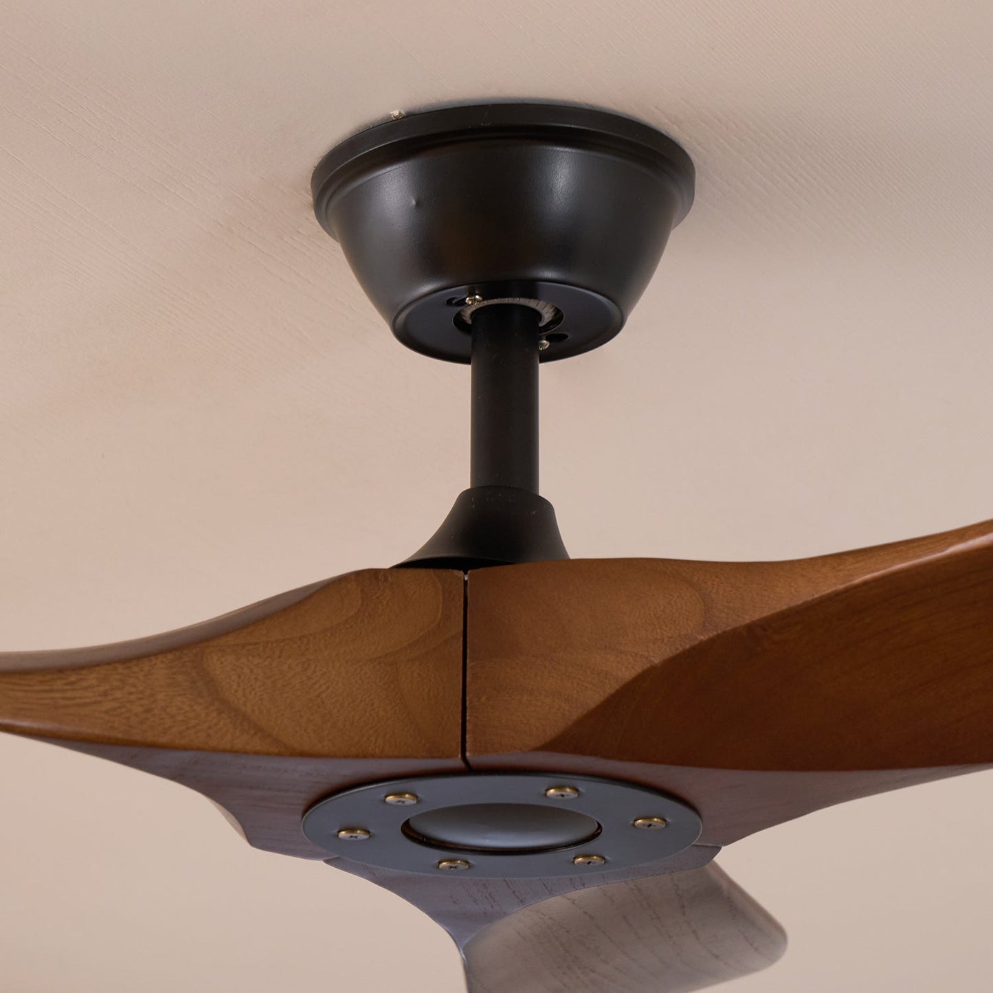Ventilateur de Plafond en Bois Noyer – Silencieux, 6 Vitesses & Télécommande, Design Moderne
