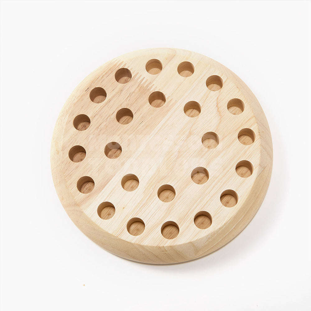 Tout-petit jouant au jeu de mémoire en bois sur le sol