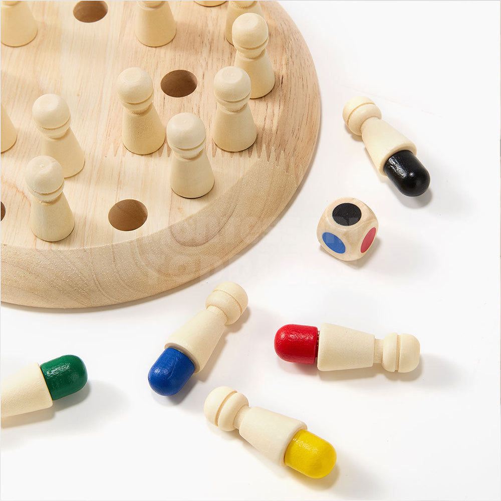 Tuiles en bois du jeu de mémoire avec motifs d'animaux et de famille colorés