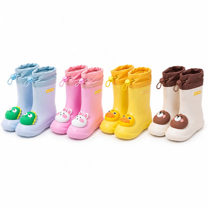 Quatre imprimés animaux de bottes de pluie enfant côte à côte : dinosaure, lapin, canard et ours