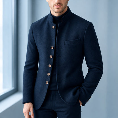 Veste homme bleu marine col mao portée, gros plan sur le tissu effet laine et la fermeture boutonnée