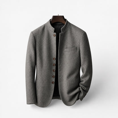 Veste homme grise effet laine, col mao boutonné, poche poitrine passepoilée, vue de face sur cintre