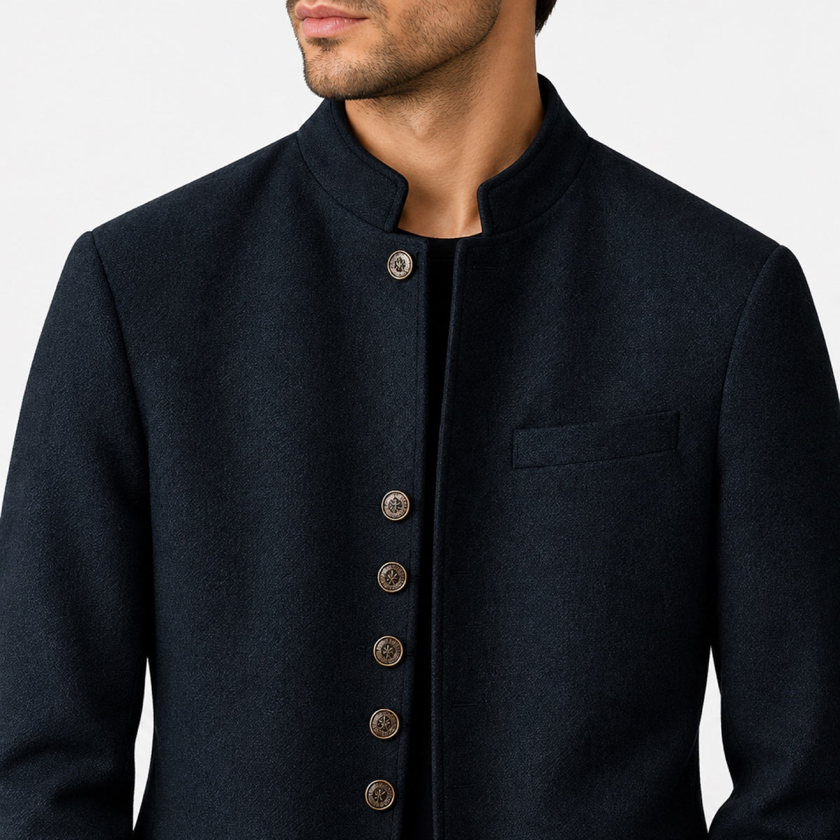 Veste homme noire col mao portée, gros plan sur le col montant et le boutonnage