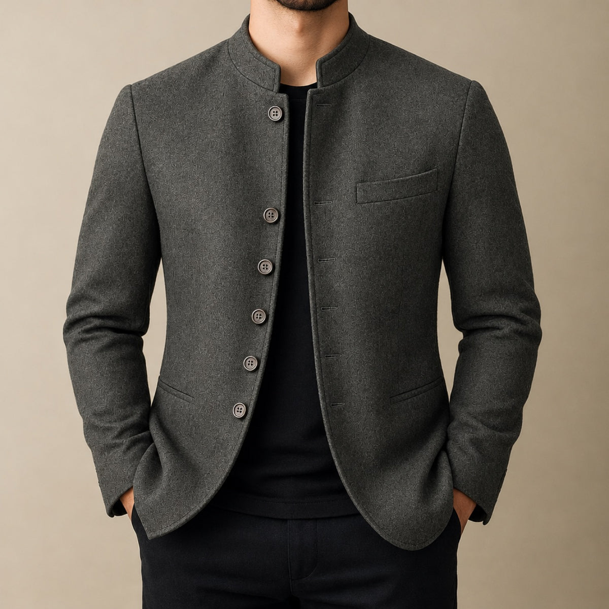 Veste homme grise col mao portée, gros plan sur le boutonnage et la poche poitrine
