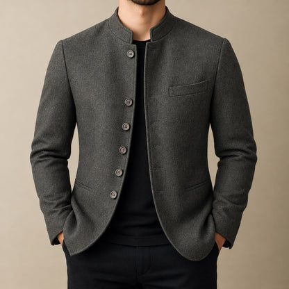 Veste homme grise col mao portée, gros plan sur le boutonnage et la poche poitrine