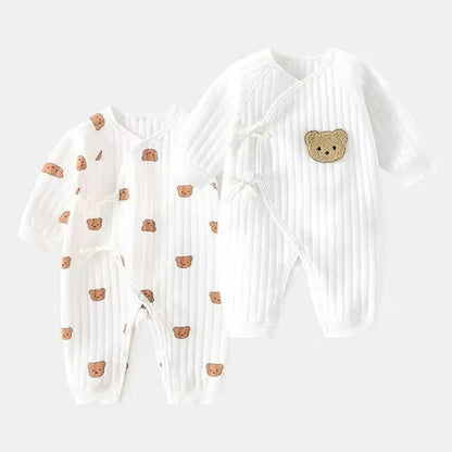 Gros plan sur le tissu en coton doux du body bébé Ourson