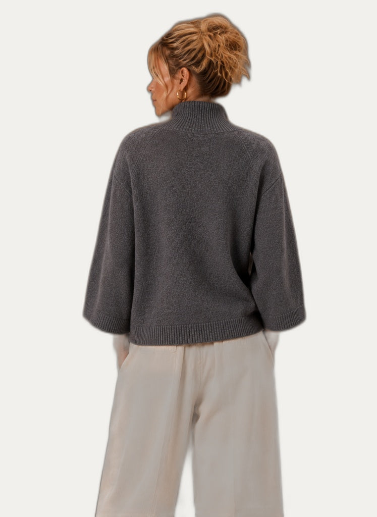 Pullover femme, détail des manches cloche
