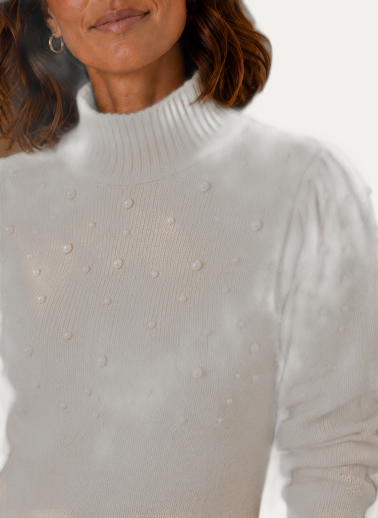 Robe en tricot, détail des perles sur le col