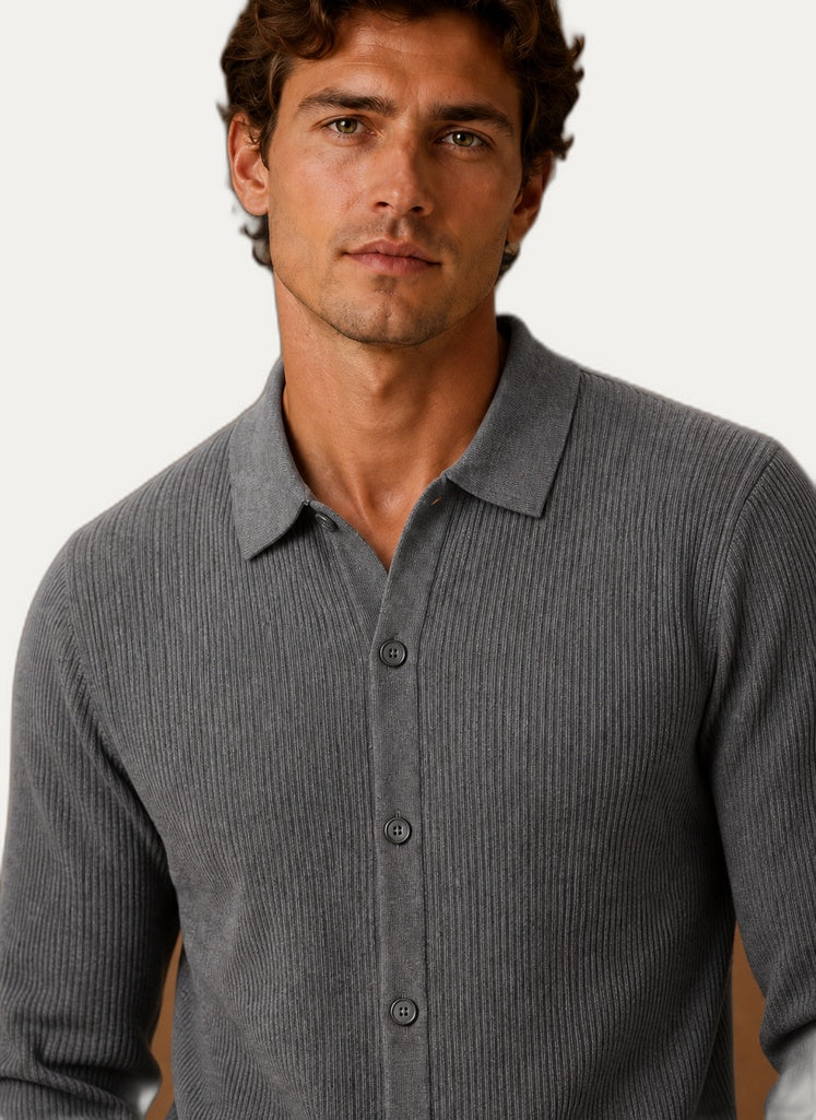 Cardigan homme, détail du col V