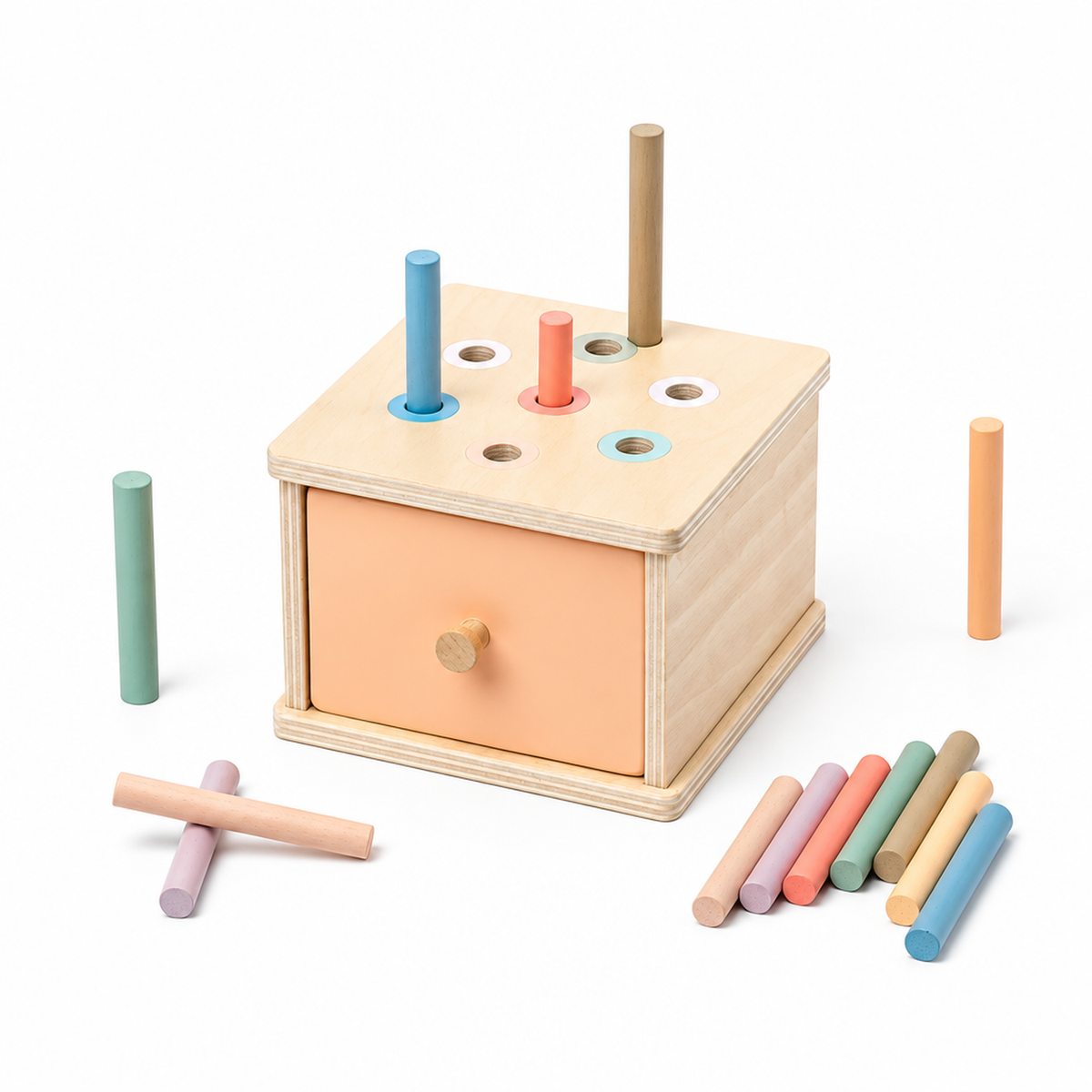 Bébé manipulant la boîte à trier en bois Montessori