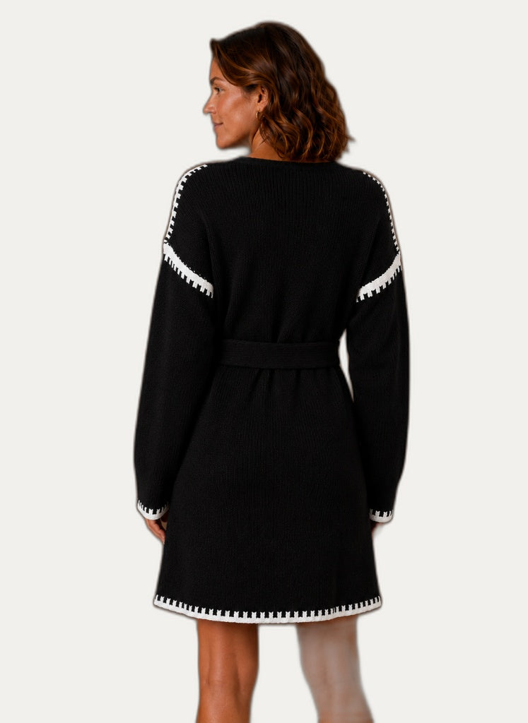 Robe en pulls femme, détail des finitions en passepoil