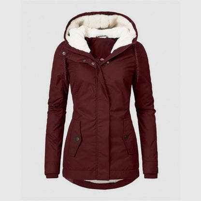 Manteau hiver femme bordeaux à capuche, vue de face, doublure polaire crème, cordon de serrage à la taille