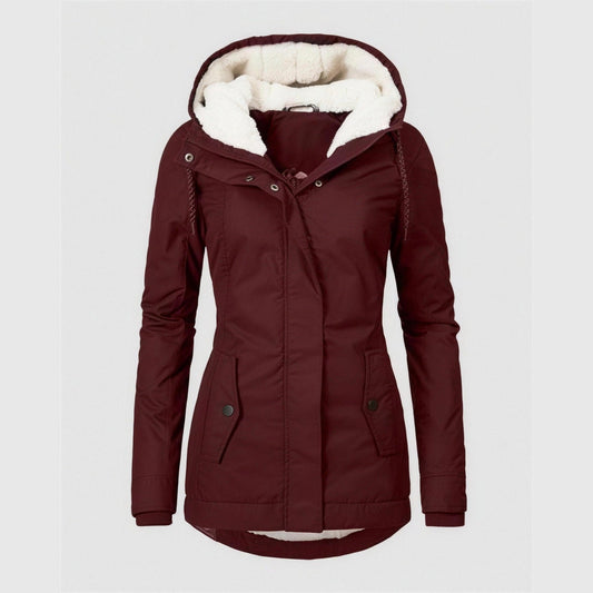 Manteau hiver femme bordeaux à capuche, vue de face, doublure polaire crème, cordon de serrage à la taille