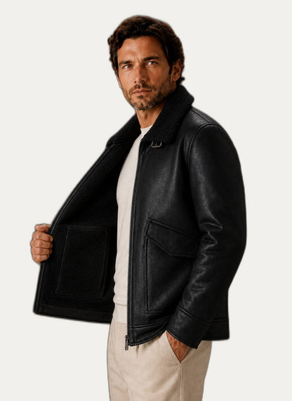 Manteau d'hiver épais homme porté par-dessus un pull