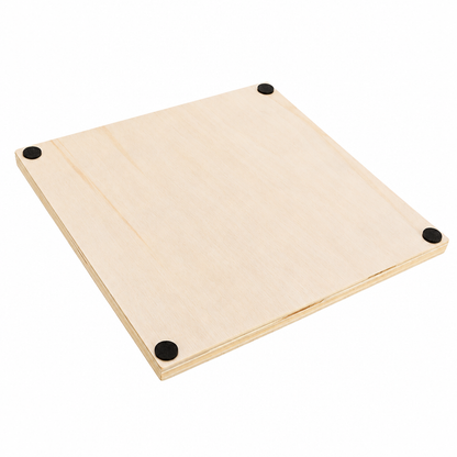 Jeu de société mathématique en bois posé sur une table en situation de jeu