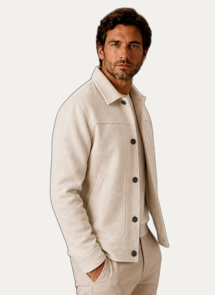 Veste décontractée homme portée avec un tee-shirt