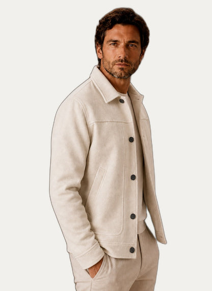 Veste décontractée homme portée avec un tee-shirt