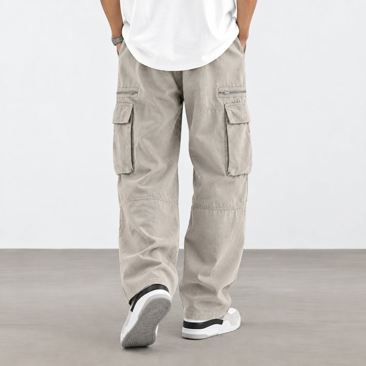 Pantalon cargo homme gris clair vu de dos, coupe large et poches à rabat