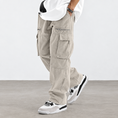 Pantalon cargo homme gris clair, coupe large, vue de profil avec poches à rabat