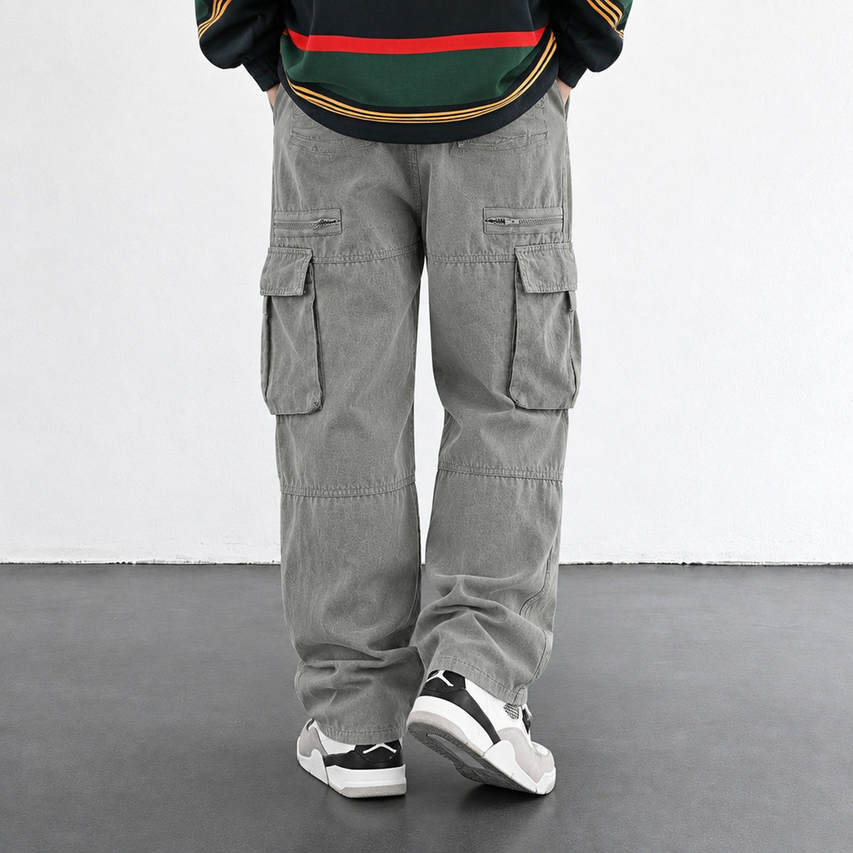 Pantalon cargo homme gris vu de dos, coupe large portée avec sneakers