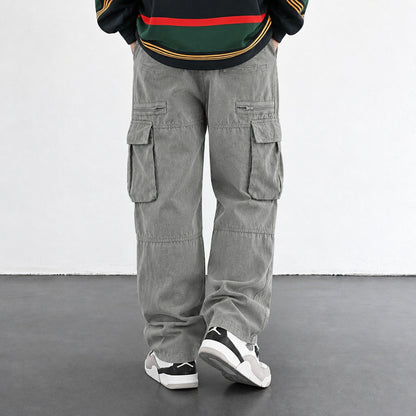 Pantalon cargo homme gris vu de dos, coupe large portée avec sneakers
