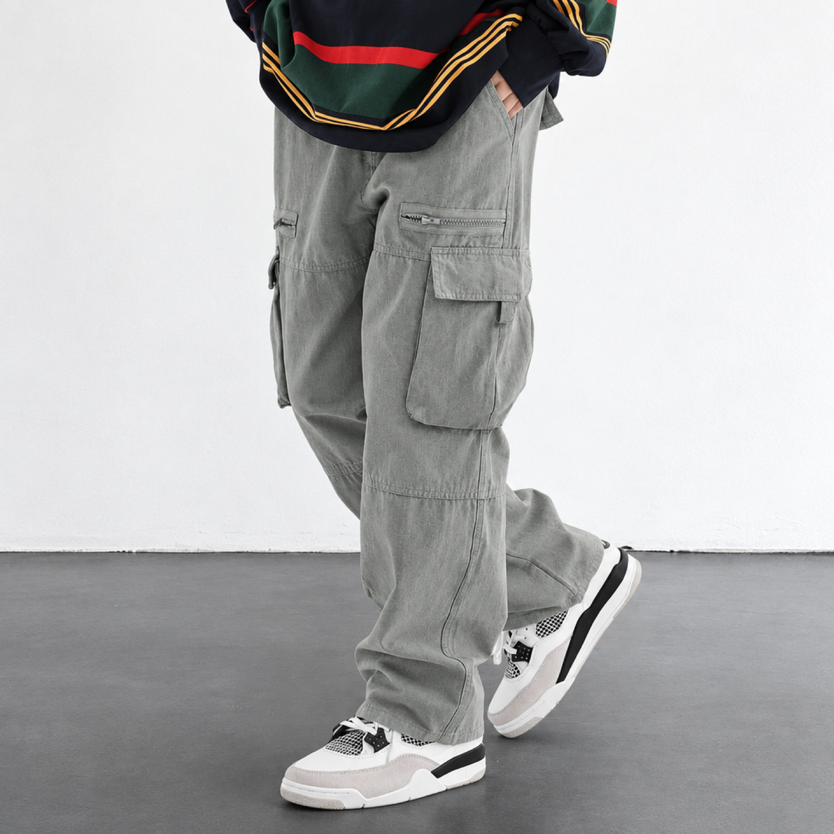 Pantalon cargo homme gris, coupe large streetwear, vue de trois quarts avec poches à rabat
