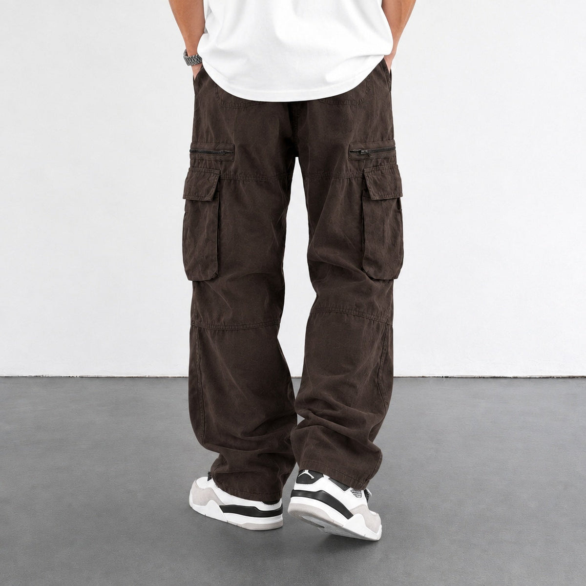 Pantalon cargo homme marron vu de dos, coupe large et poches cargo latérales