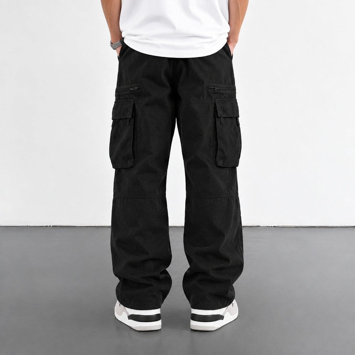 Pantalon cargo homme noir vu de dos, coupe large et poches cargo latérales