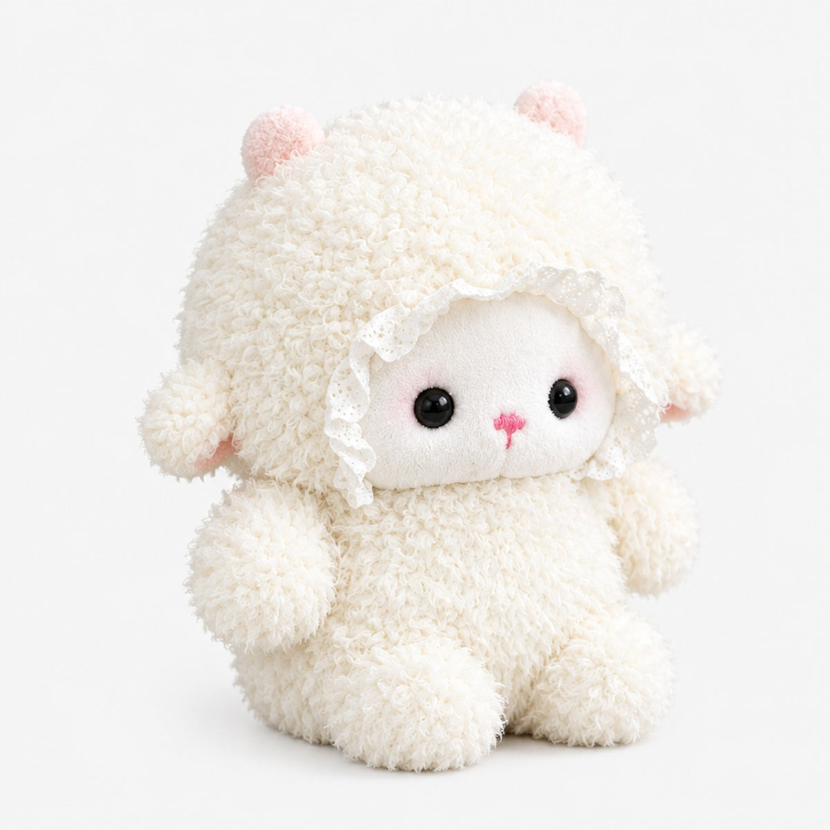 Peluche agneau interactive vue de trois quarts, laine bouclée blanche et oreilles roses