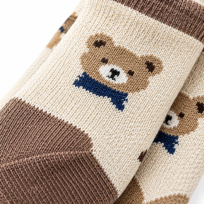 Détail du motif ours tricoté sur la tige de la chaussette d'hiver enfant