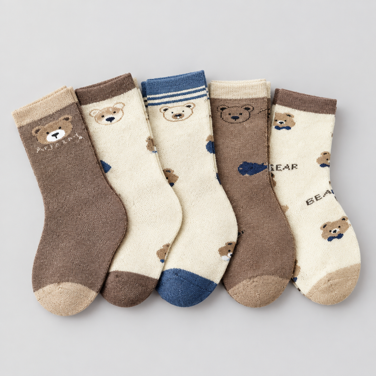Vue à plat du lot de 5 paires de chaussettes d'hiver enfant motif ours, coloris marron, écru et bleu