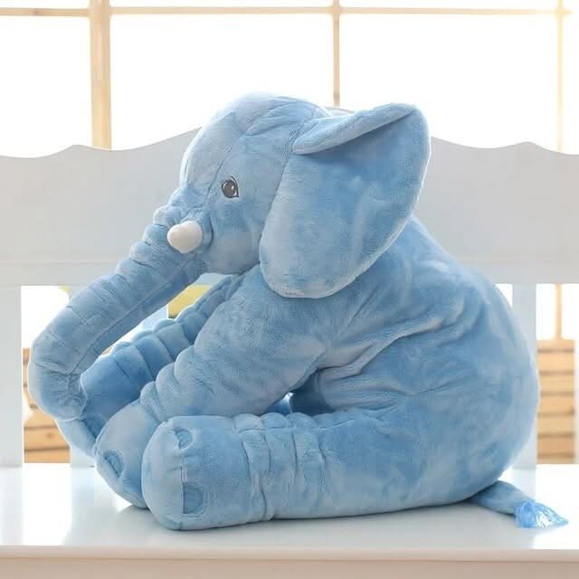 Éléphant en peluche douce, vue de côté