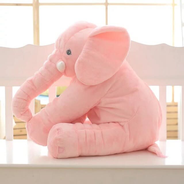 Éléphant en peluche douce, gros plan sur le tissu moelleux
