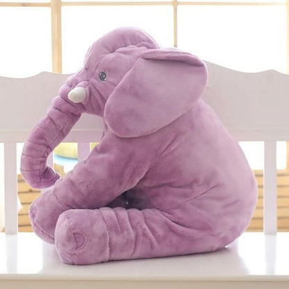 Enfant faisant un câlin à l'éléphant en peluche