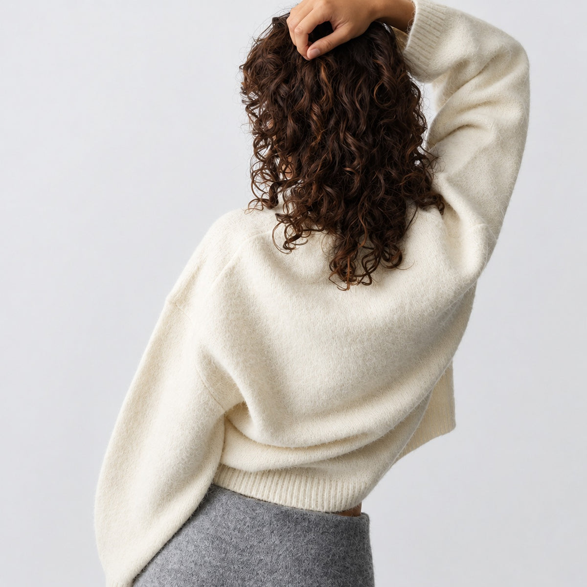 Pull oversize crème – vue de dos portée, manches longues tombantes